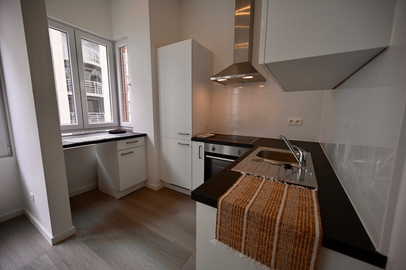 KNAP GERENOVEERD APPARTEMENT OP TOPLIGGING 