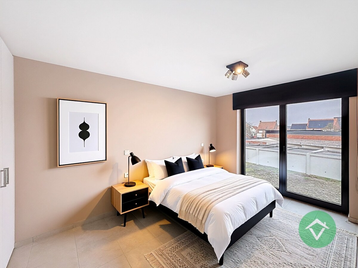 Volledig geschilderd Instapklaar appartement met garage in centrum Koekelare 