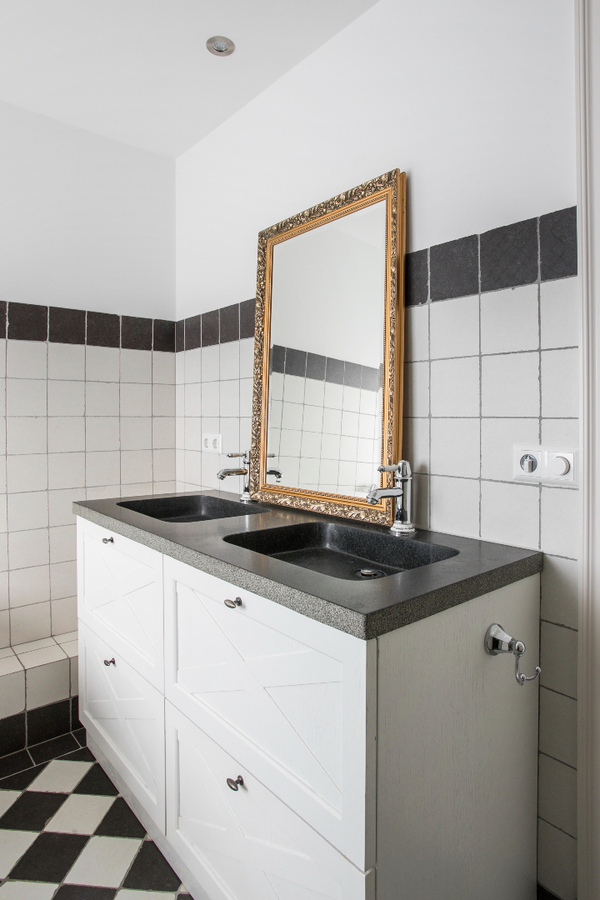 Vrijstaande, instapklare eengezinswoning met garage en carport afgewerkt in landelijke stijl. 