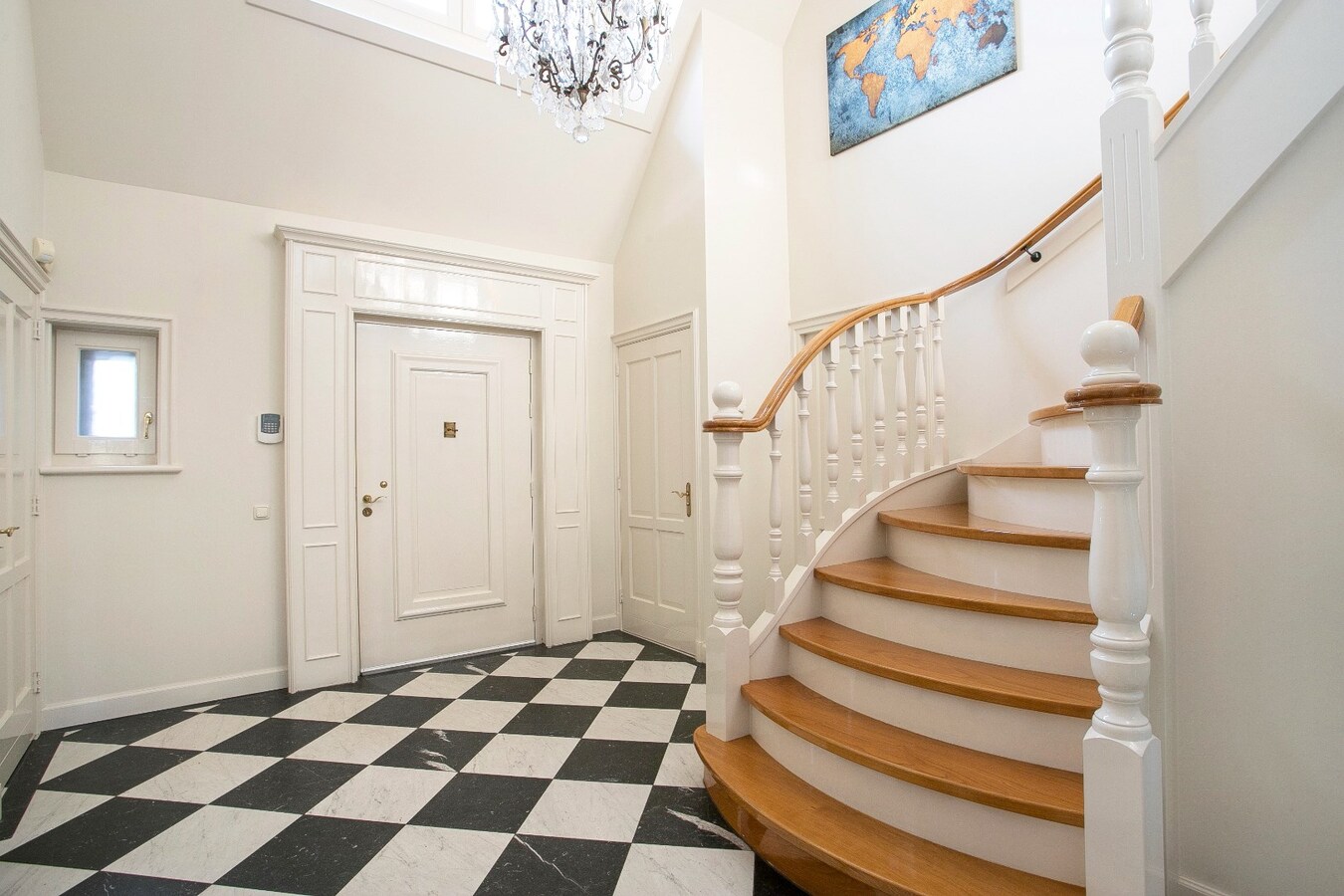 Riante vrijstaande villa met rieten dak gelegen op een perceel van 1.240 m2. 