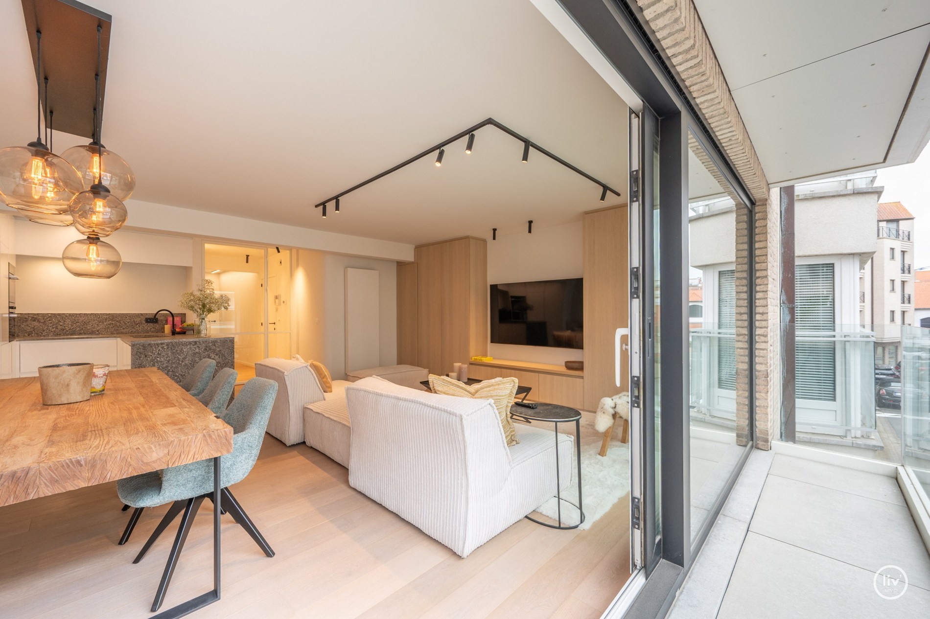 Prachtig ruim 2 slaapkamerappartement met mooie gevelbreedte en groot zonneterras op een topligging vlakbij de Dumortierlaan te Knokke. Garage mogelijk in het gebouw. 