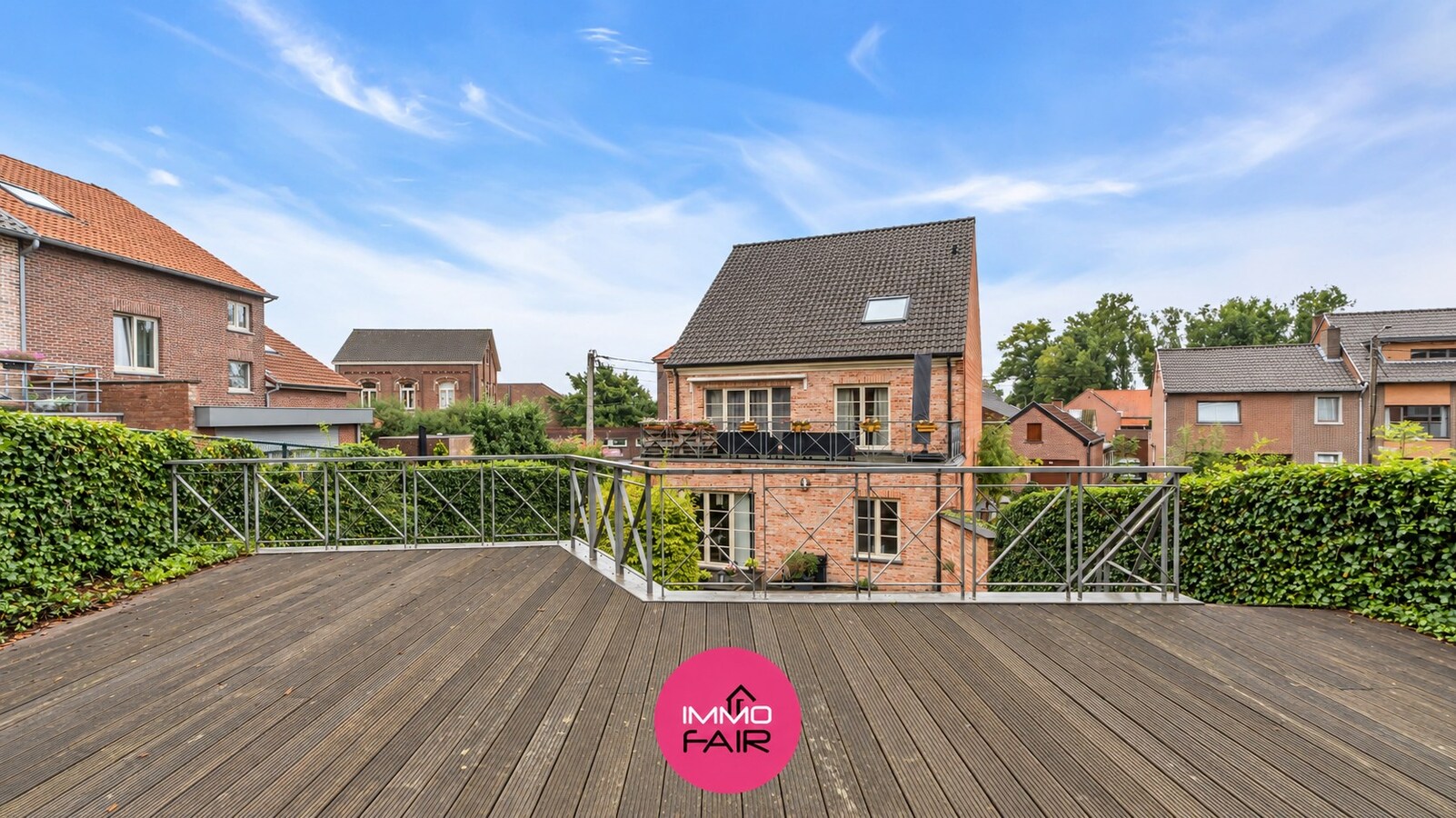 Ruim gelijkvloers appartement met privatief terras en garage in Hees 