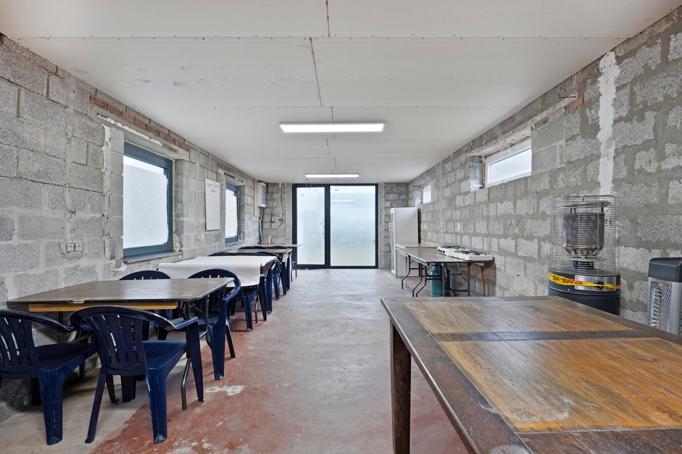 Woning met vergunde loods (300 m² x 2) en bijgebouw (50,50 m²). 