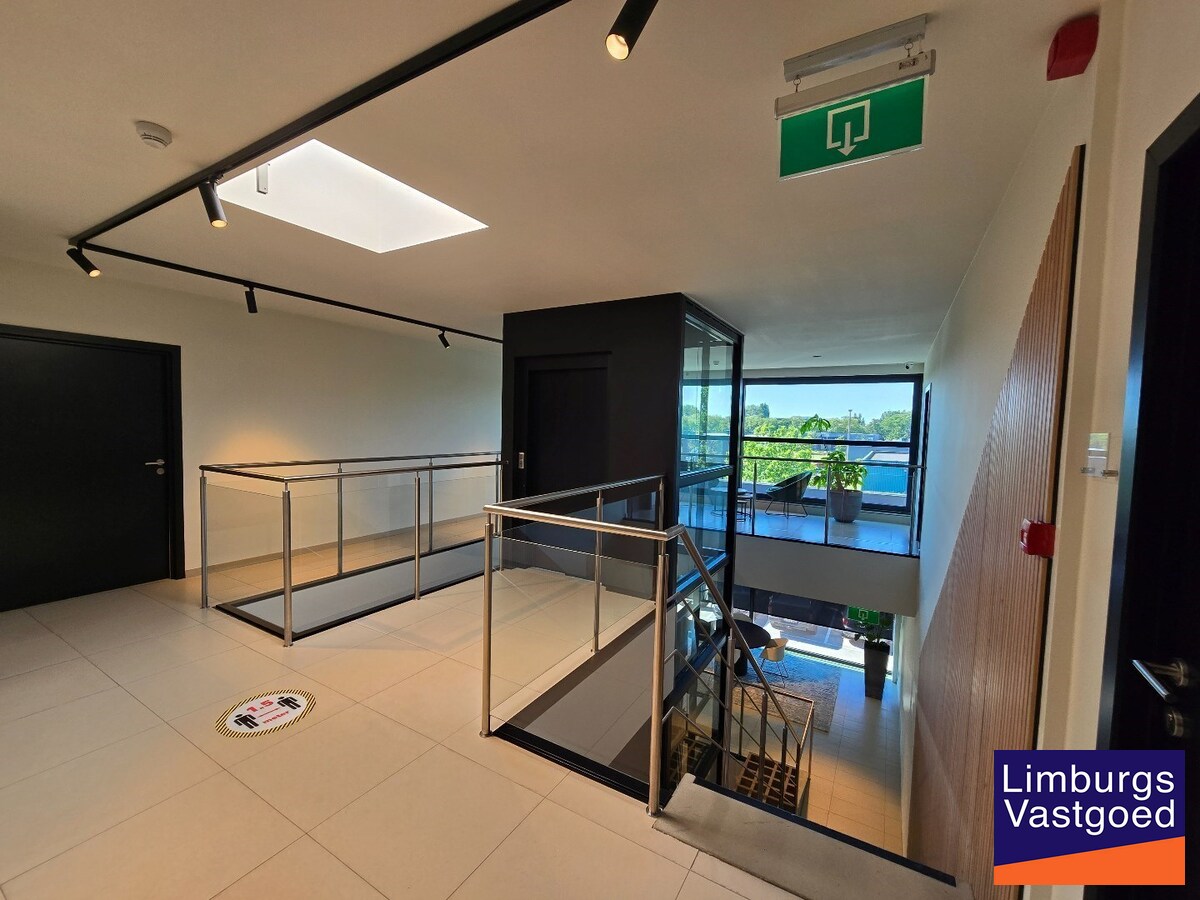 Terbeschikkingstelling van infrastructuur in vernieuwde kantoren met parking, 160m², Genk-Noord 