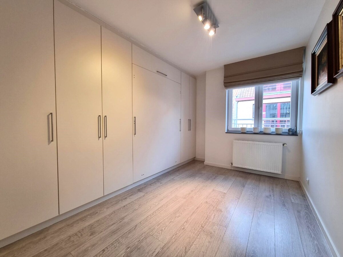 Zeer ruim, breed en lichtrijk woonappartement met groot zongericht terras 