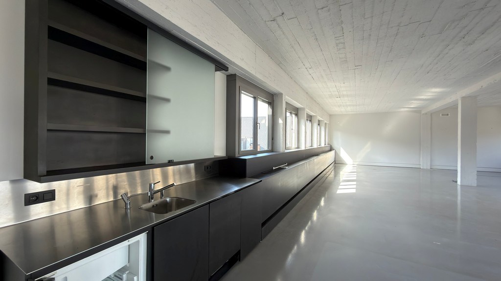 Instapklare kantoorruimte te huur in hartje Antwerpen