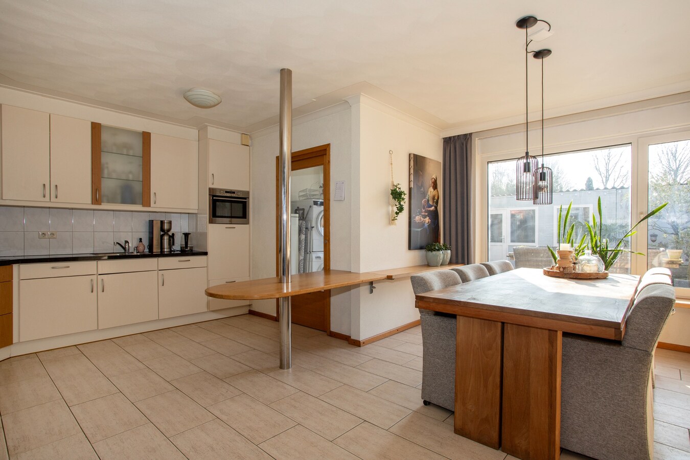 Uitgebouwde middenwoning met grote berging (28 m2) gelegen in een gewilde woonwijk in Bladel. 