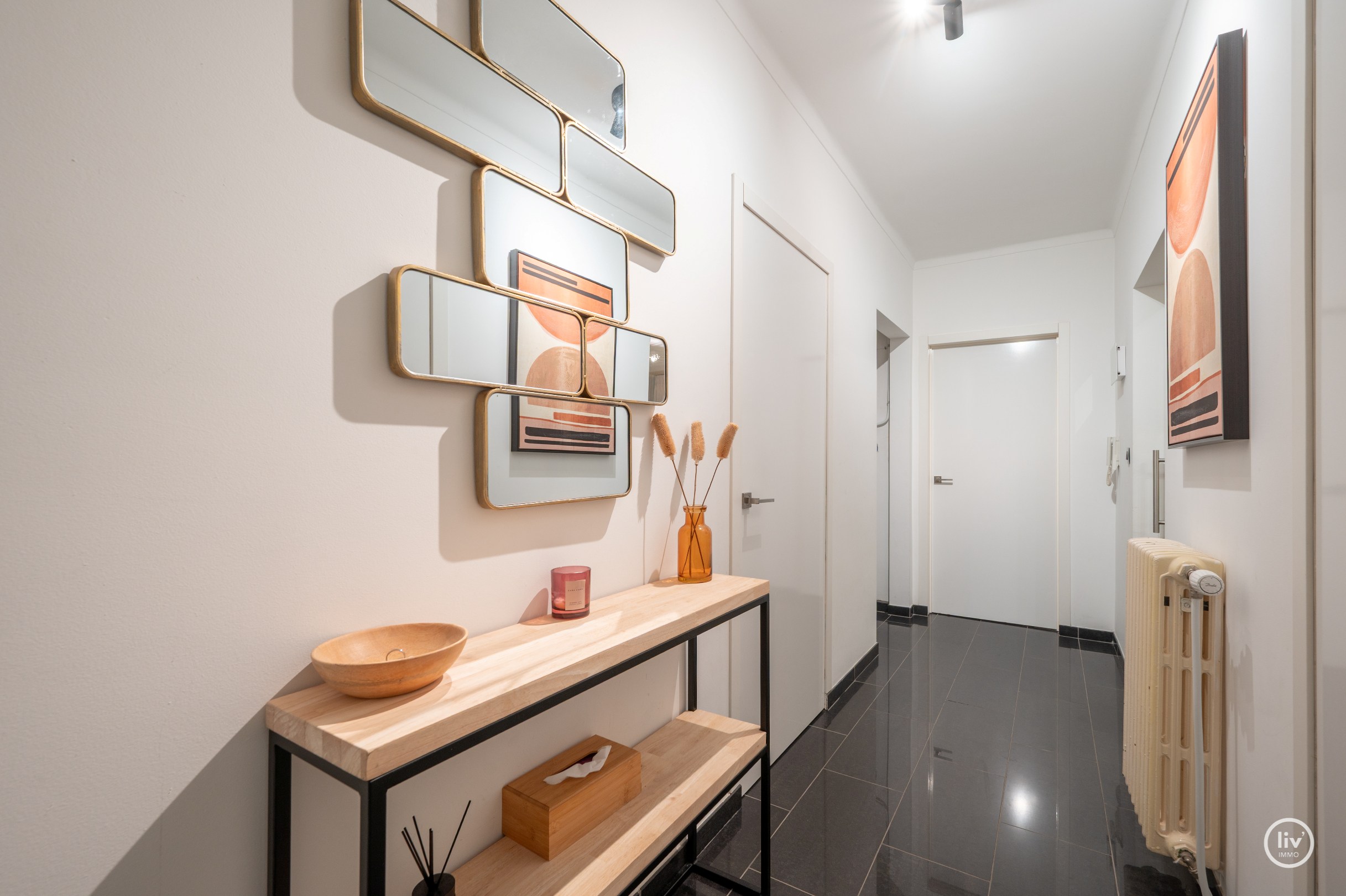 Dit uitstekend gelegen en bijzonder lichtrijke appartement geniet van een open zicht op de Heilig Hartkerk en dankzij de gunstige oriëntatie baadt het de hele dag in het zonlicht. Een aangename woonpl 