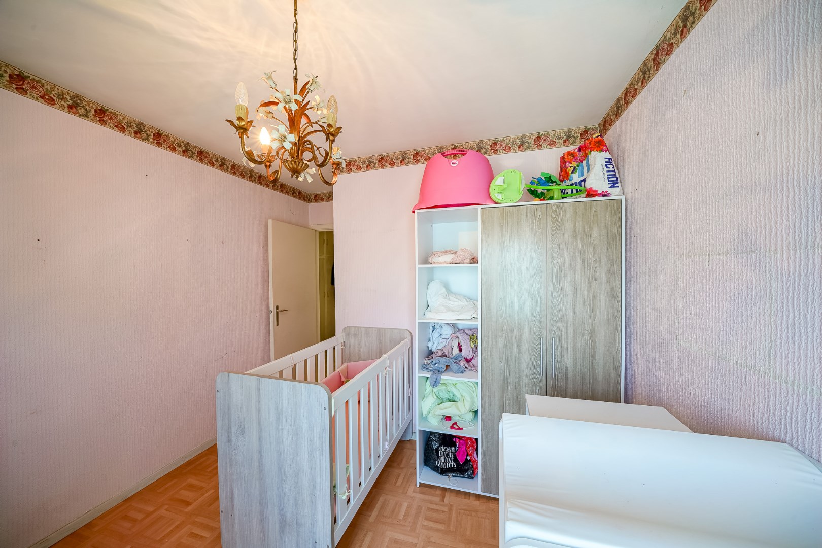 Opbrengstwoning met 2 verhuurde appartementen, tuin en 2 garages in Stene 