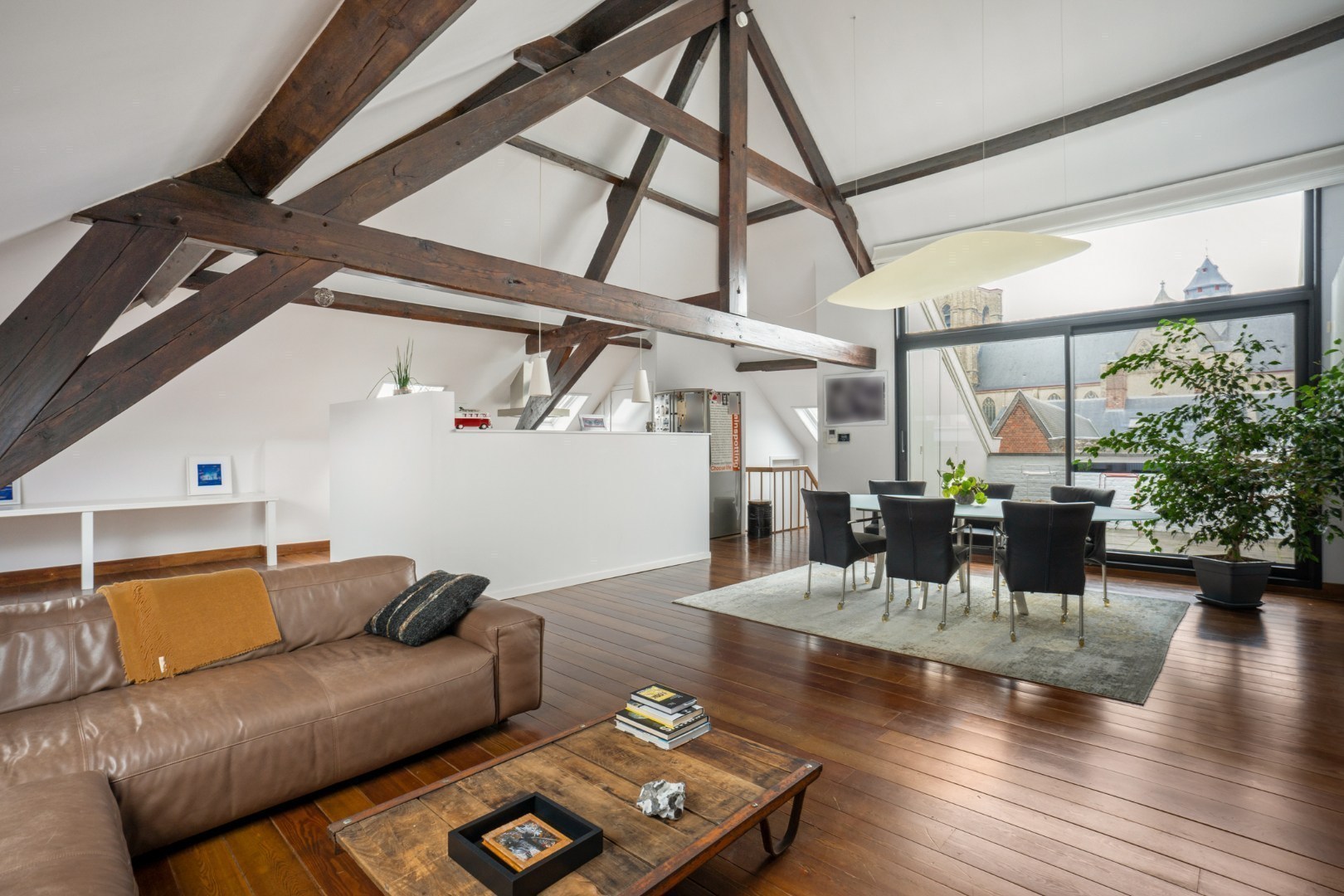Bijzonder ruim duplexappartement met dakterras in hartje Gent 