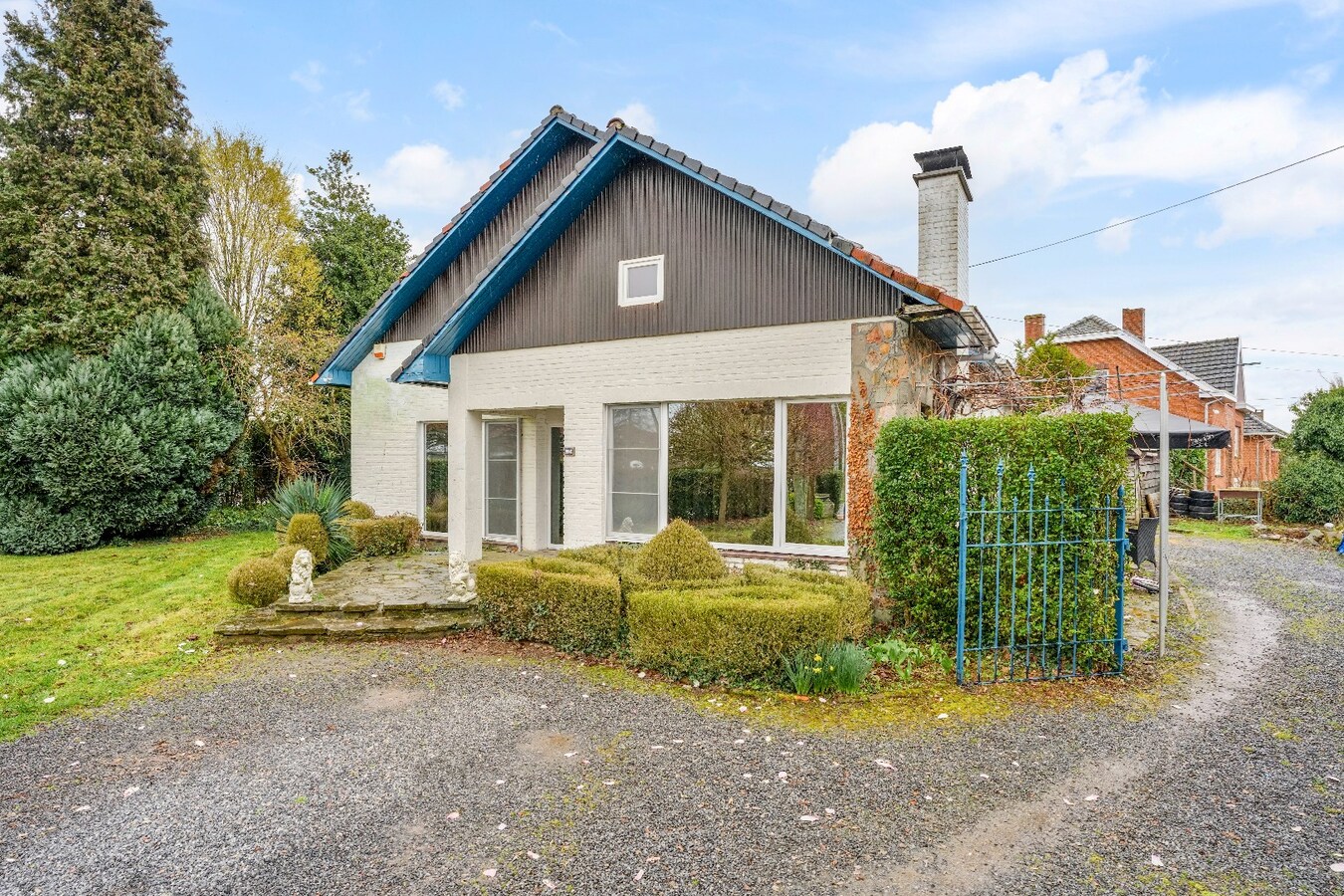 Op te knappen karakteristieke hoekwoning, 4 slpk, (EPC-label C) gelegen aan het Haspengouwse landschap. 