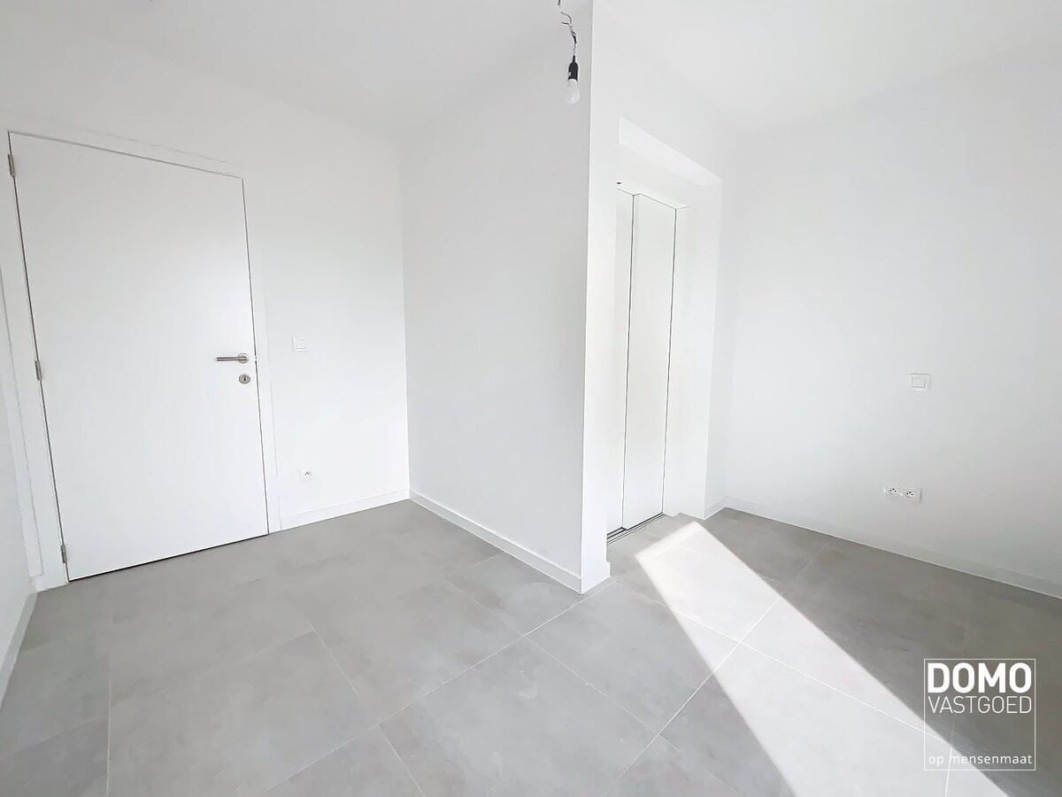 MODERNE NIEUWBOUWWONING MET TUIN,OVERDEKT TERRAS EN INPANDIGE GARAGE TE HASSELT 