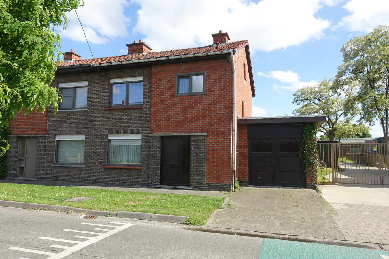 Gerenoveerde halfopen woning met garage in leuke buurt 