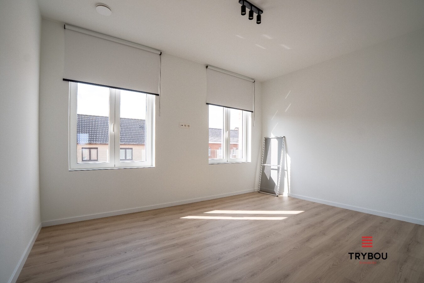 2 hoogwaardig afgewerkte nieuwbouwwoningen met garage 