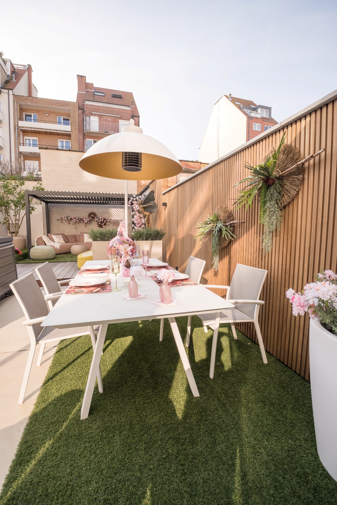 Dans un emplacement de choix, à quelques pas de la mer, se trouve cet appartement exclusif de plain-pied avec un jardin exceptionnellement spacieux et ensoleillé. Une combinaison rare de vie privée, d 