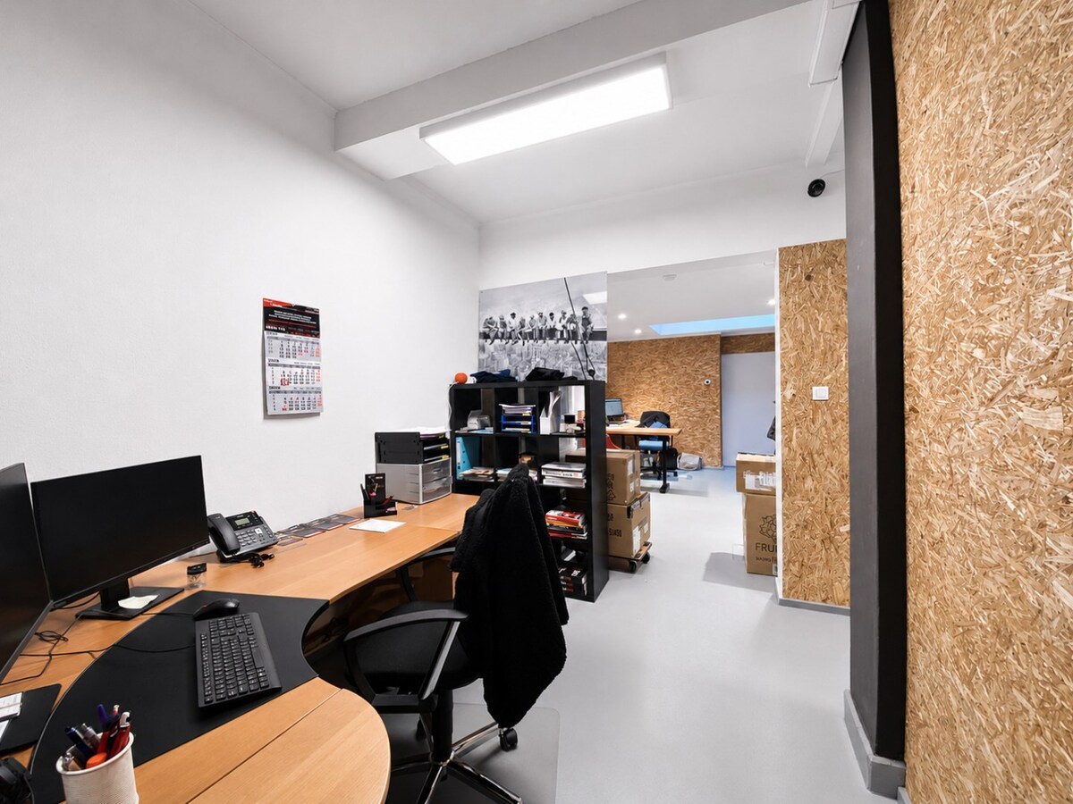 À Tournai : surface commerciale de ±136 m². Excellente visibilité ! 