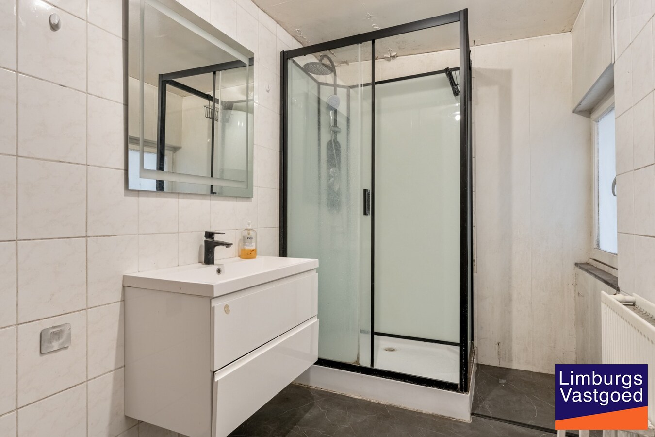 Deels gerenoveerde woning met stadstuin, 3 slpk, 2a60ca, tussen de kleine en grote ring 