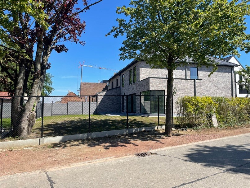Zeer ruime moderne halfopen nieuwbouwwoning met tuin/terras en garage 