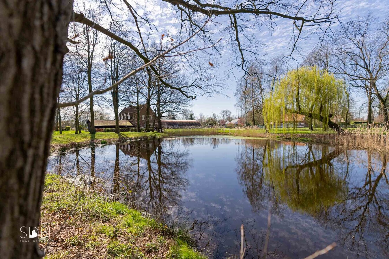 Stijlvolle villa met diverse bijgebouwen en graslanden op circa 3ha 
