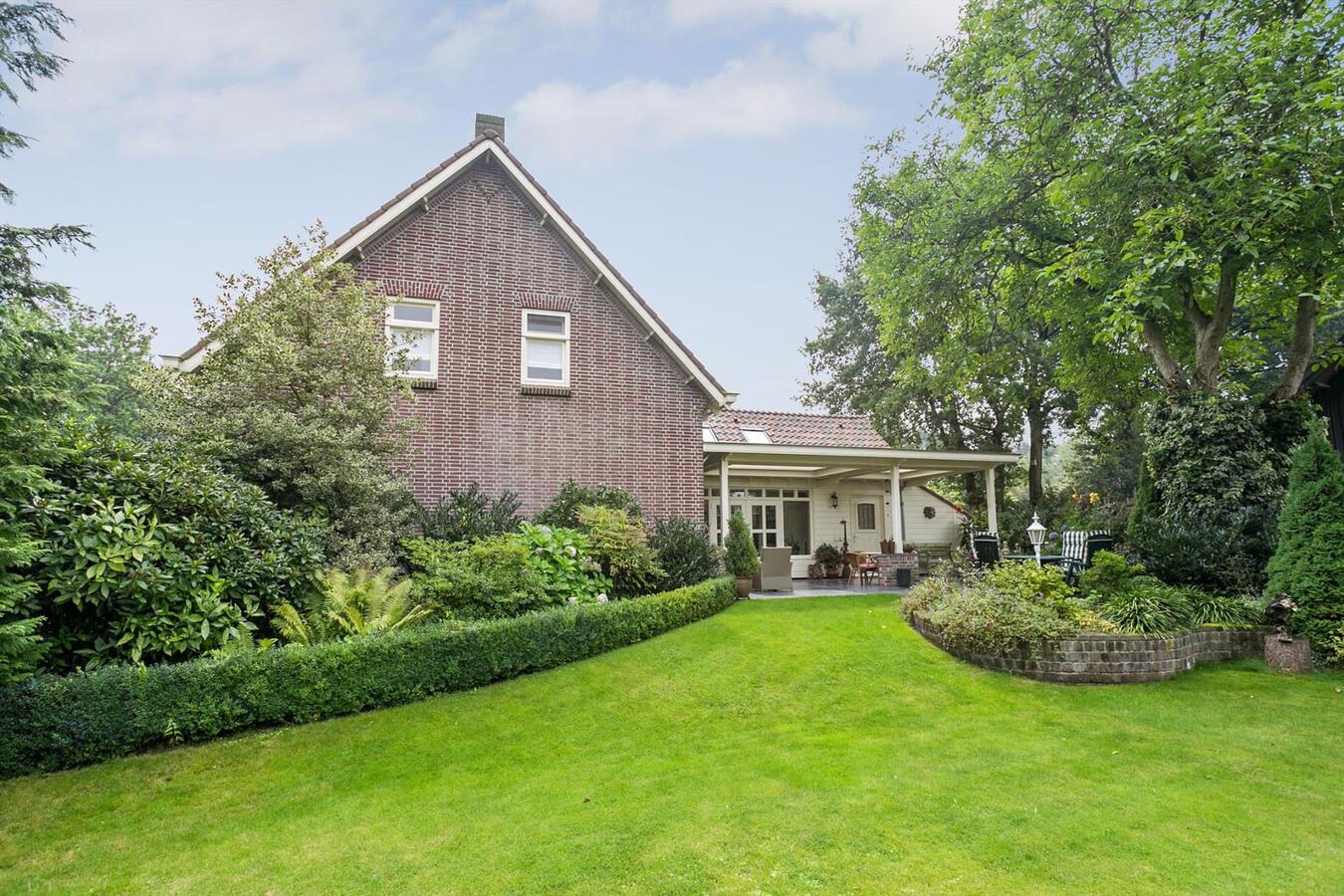 Fraai gelegen, karakteristiek vooroorlogs, vrijstaand gerenoveerd woonhuis op perceel van 1.035 m2 aan de Tonterstraat 42 te Riethoven. 