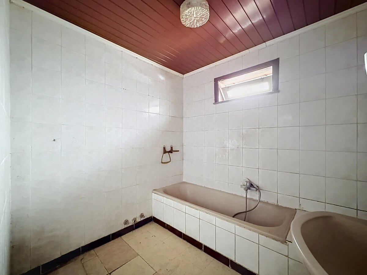 Te renoveren/te slopen woning op 16 are gelegen te Elene 