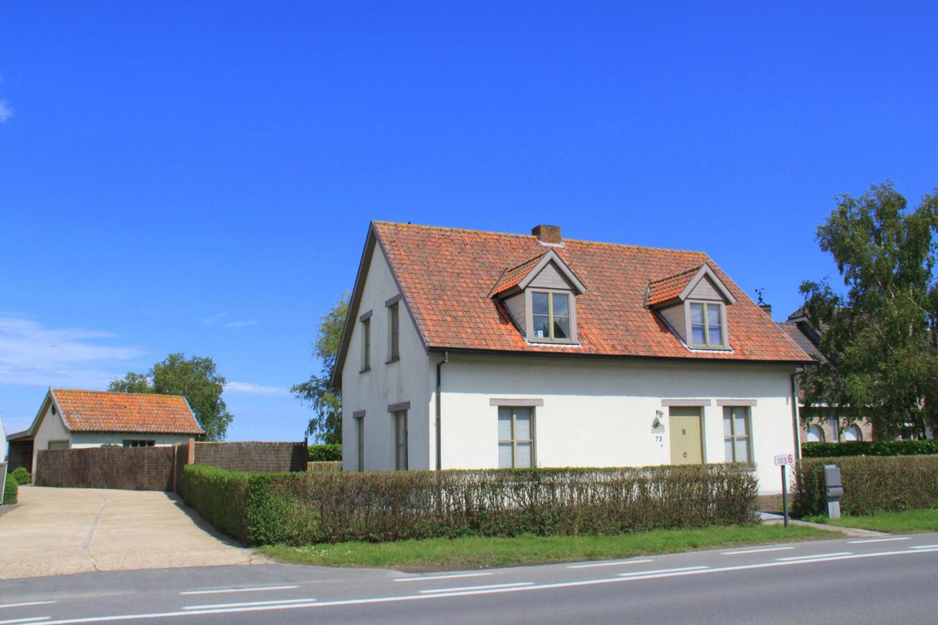 Charmante woning met tuin, garage en carport te Zuienkerke 