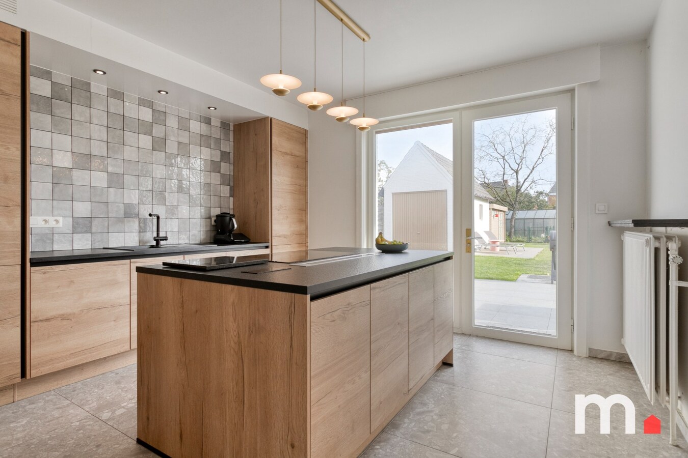 Unieke Villa te Roeselare met Zwembad en 5 slaapkamers op 987m² ! 