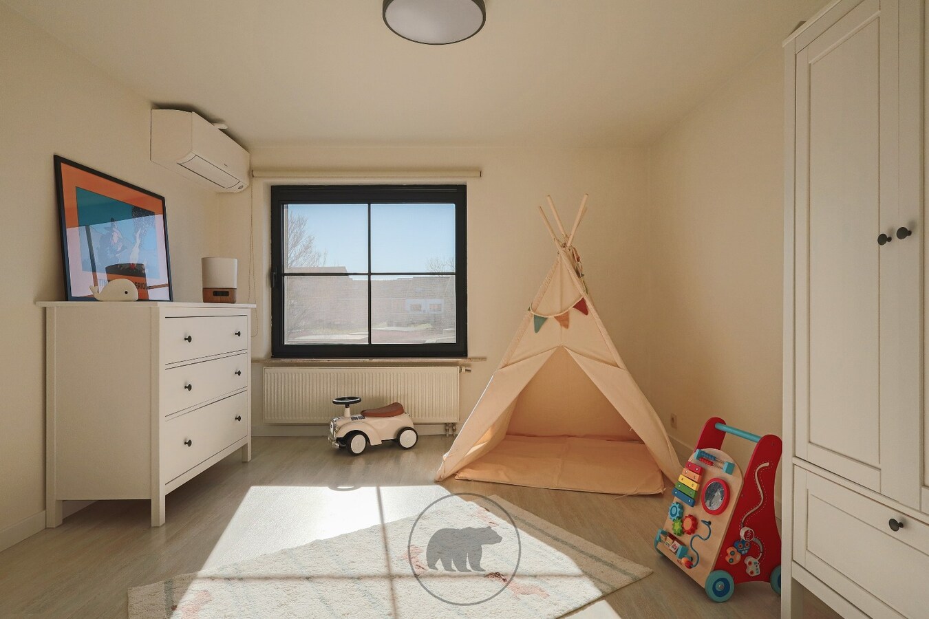 Instapklare en voortreffelijke gezinswoning, zuidgerichte tuin en 4 garageboxen 