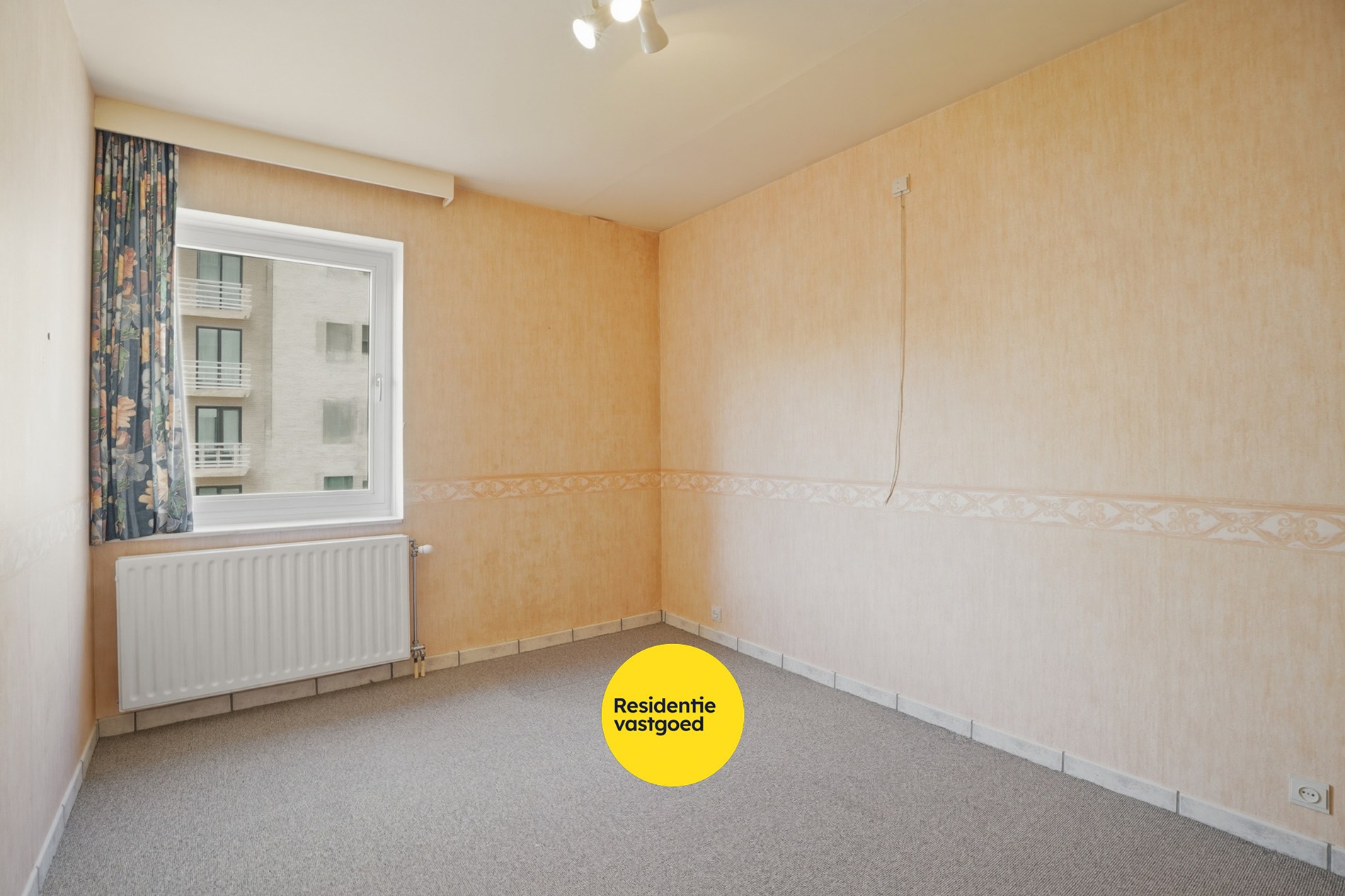 Op te frissen 2-slaapkamerappartement (73m²) te Koksijde Sint-Idesbald. 