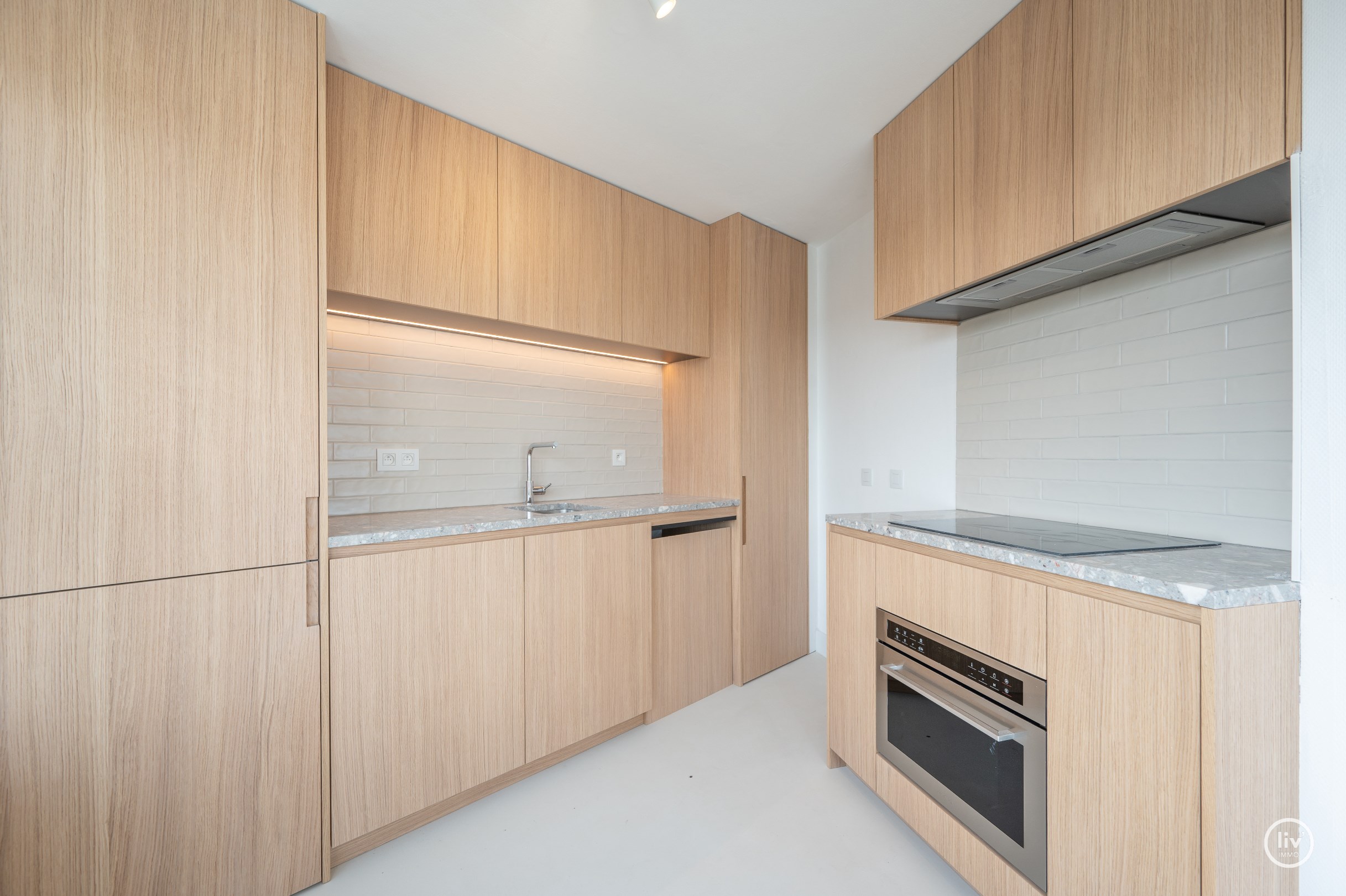 Ruim hoekappartement gelegen nabij de Lippenslaan, het station en Duinenwater. 