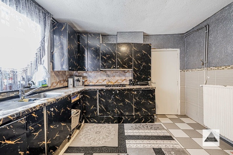 Centraal gelegen halfvrijstaande woning. 6 slaapkamers. Te renoveren. 