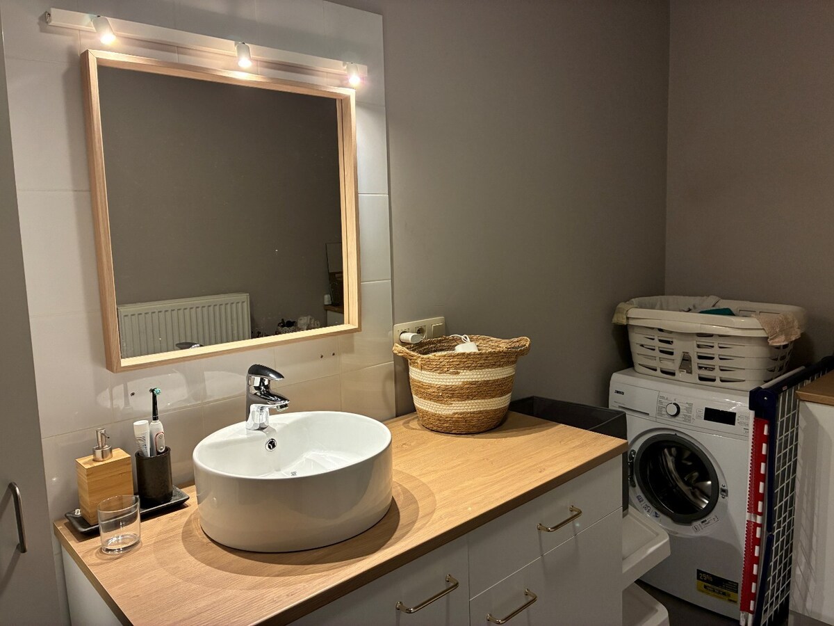 Ruim 2 slaapkamer appartement mét garage 