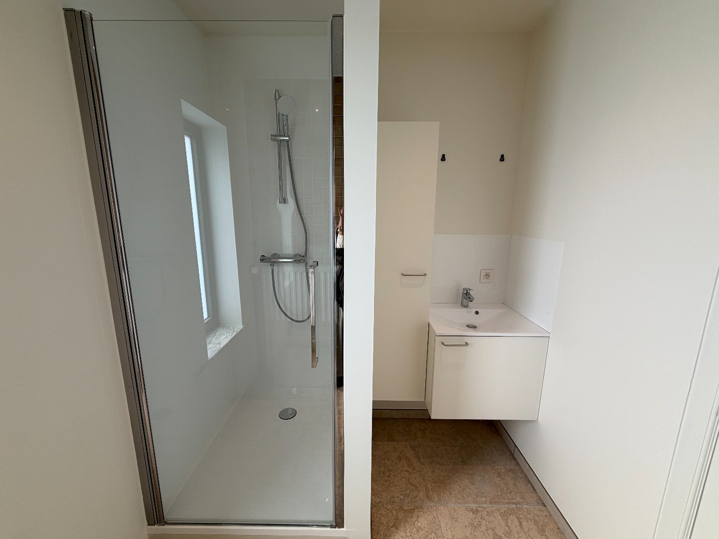 Ruime woning met twee slaapkamers en garage te Sint-Eloois-Vijve 