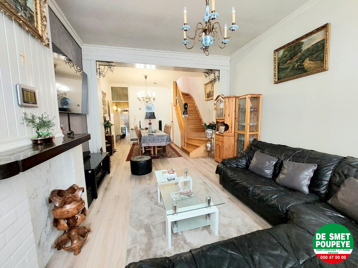 Commerciële winkelruimte met bovenliggend appartement 