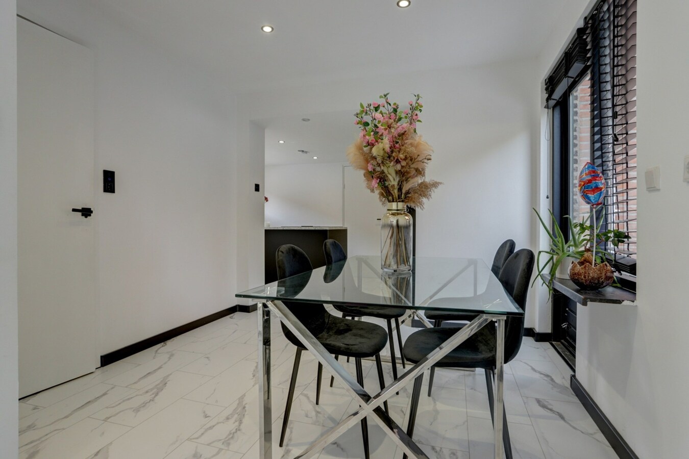 DIT BETREFT EEN WONING MET BIEDEN VANAF PRIJS  € 350.000 K.K. 