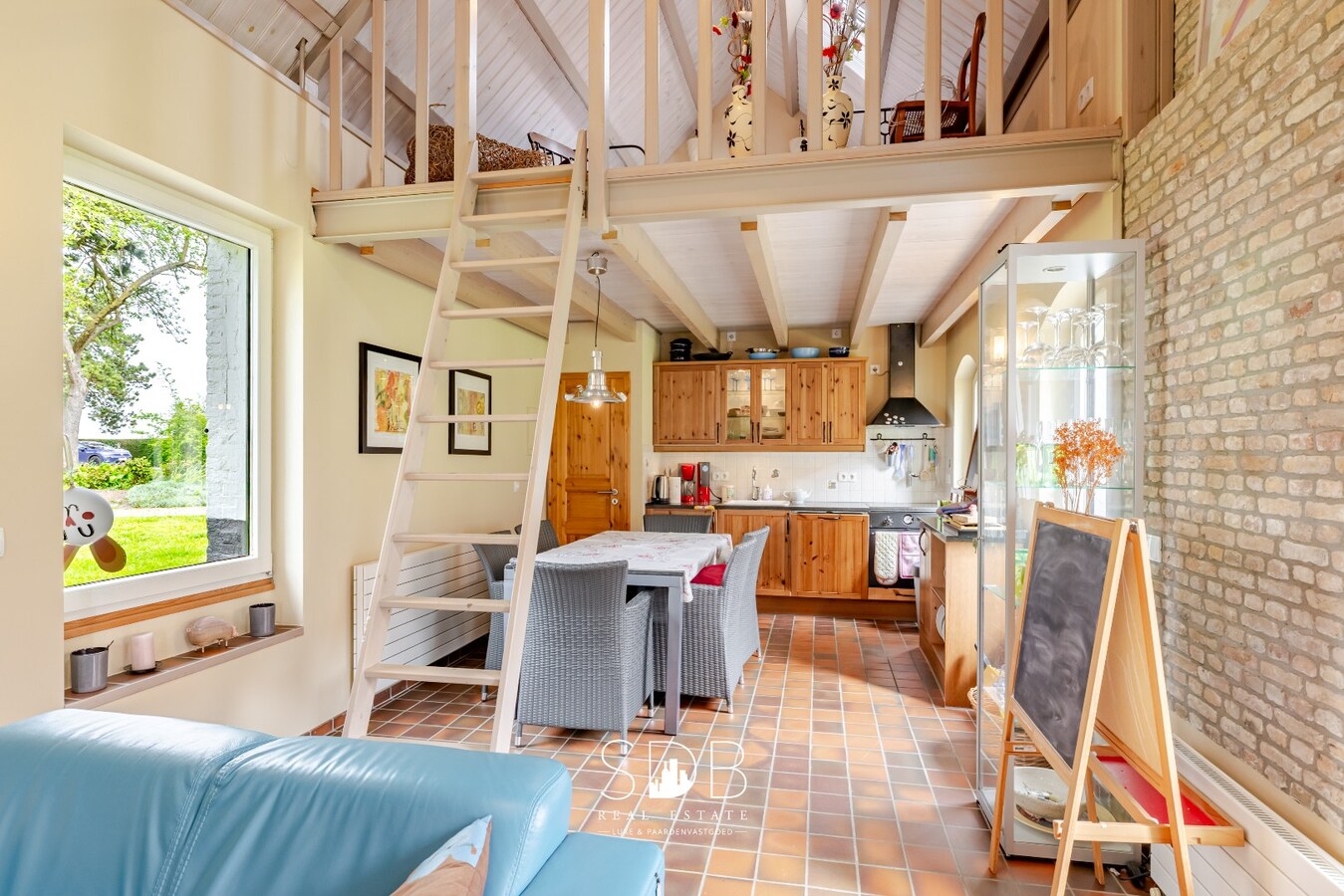 Landelijke woning met authentiek gastenhuis, stalgebouw, graslanden en buitenpiste op 20.285m² 
