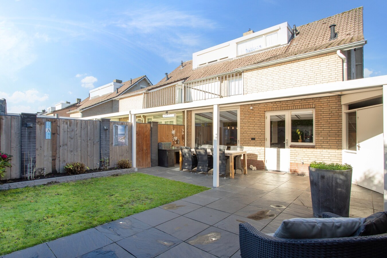 Ruime gezinswoning met royale garage en prachtige tuin 