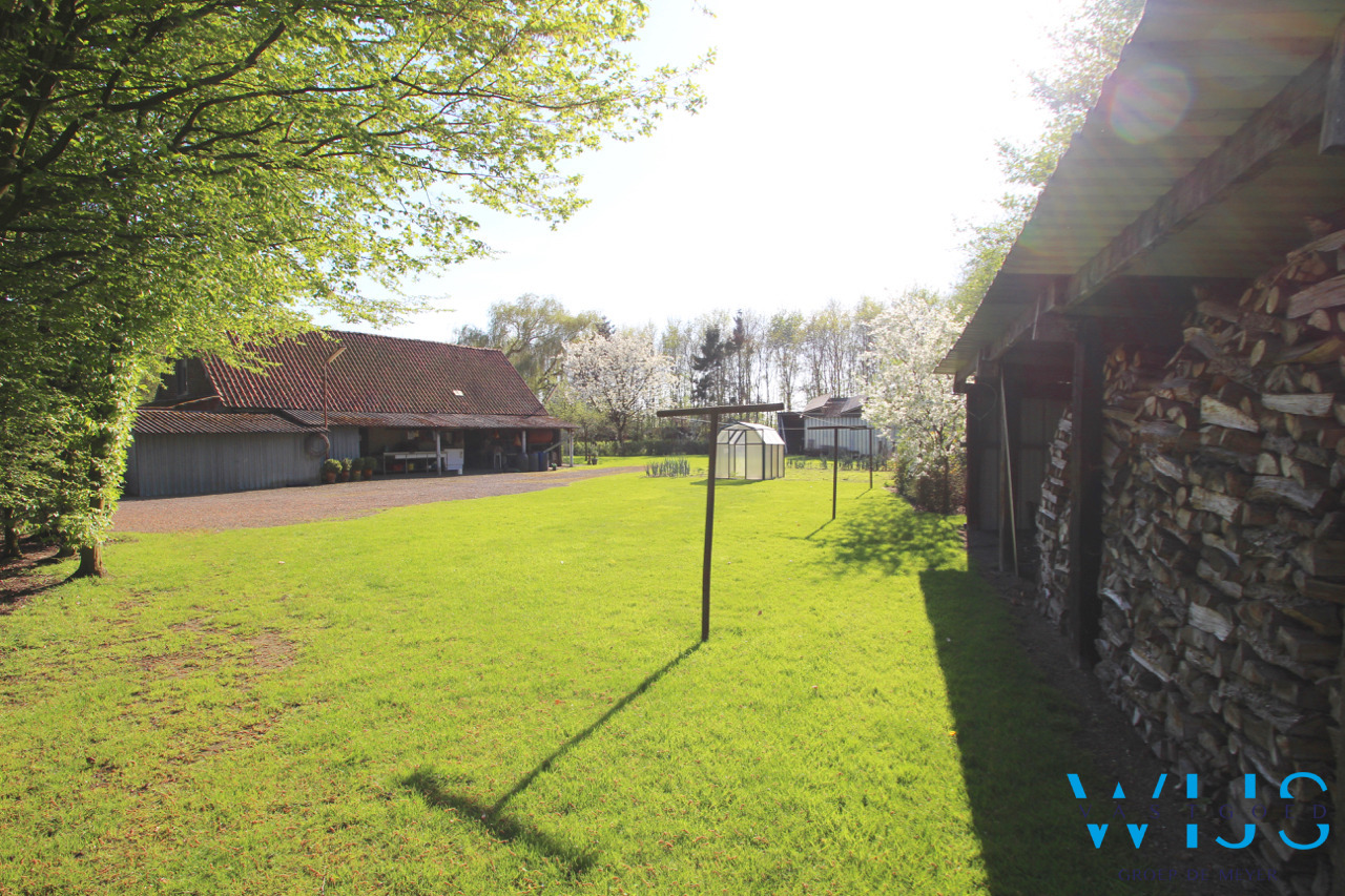 Fenomenaal gelegen Hoeve met bijgebouwen te Assenede ! 