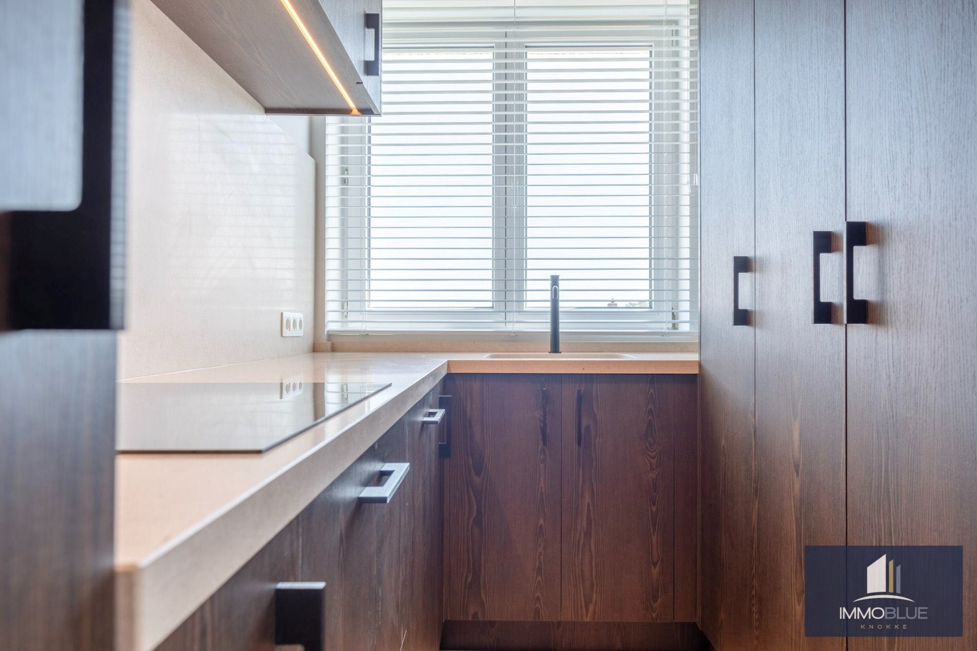 Situé dans un endroit calme, cet appartement entièrement rénové offre une vue dégagée sur les villas. 