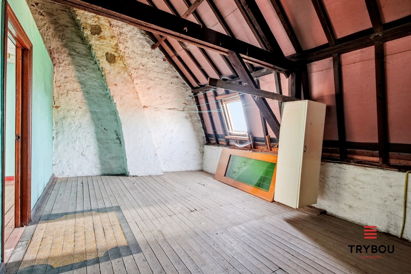 Te renoveren ruime halfopen bebouwing op een perceel van 1491m² met 7 slaapkamers! 