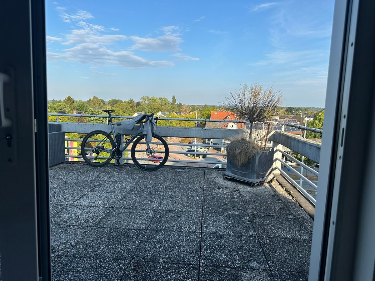 Lichtrijk appartement met 70m² terras 