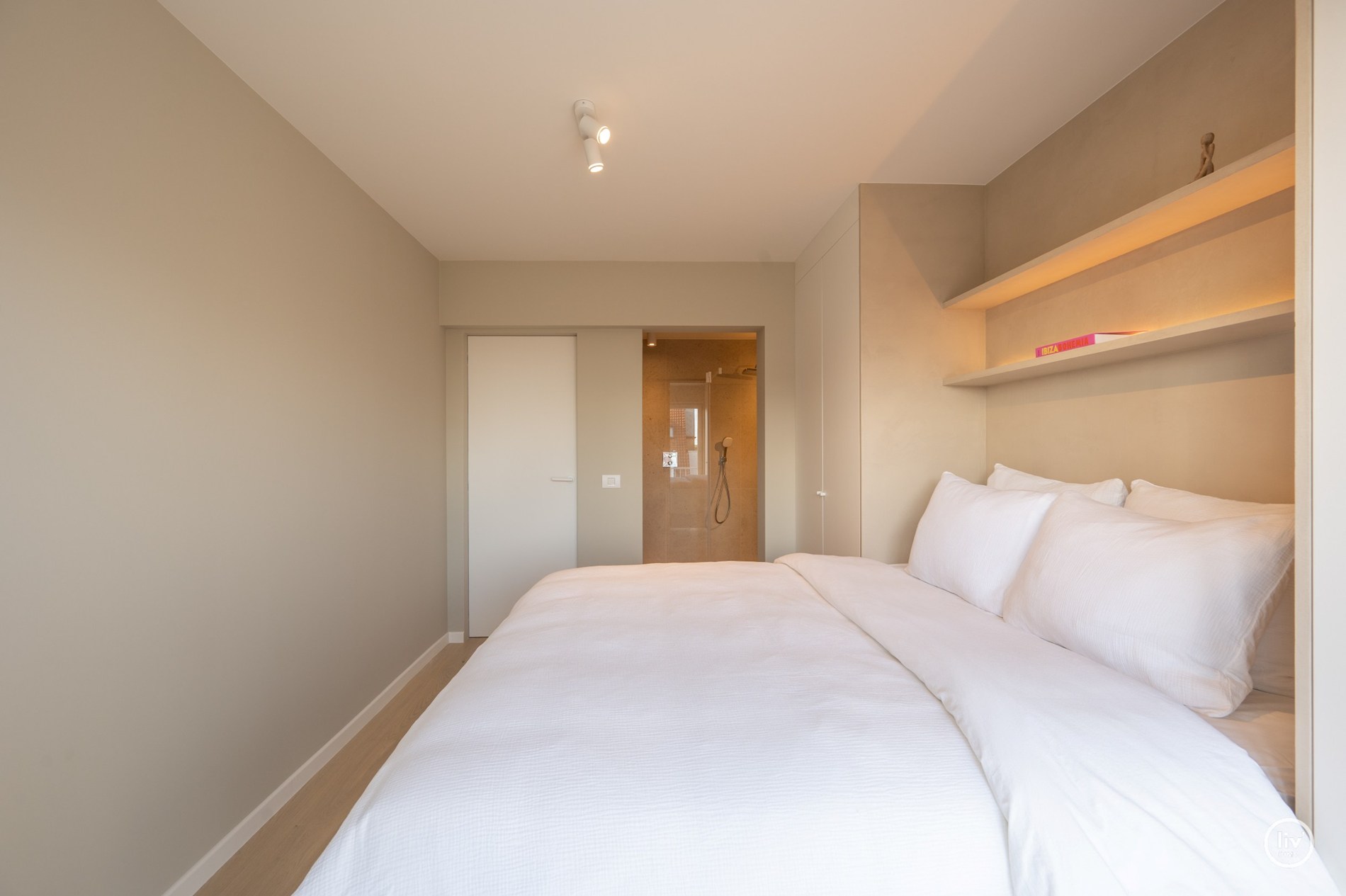 Appartement entièrement rénové et élégant au cœur de Knokke dans la Lippenslaan. 