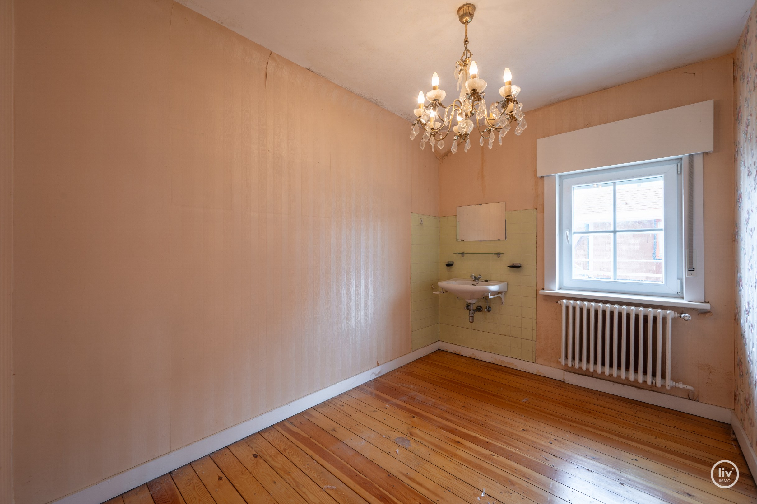 Charmante villa jumelée à rénover dans un emplacement de premier choix à Knokke, le long de la prestigieuse avenue Elisabeth et à distance de marche de la plage et du casino (avec garage intégré). 