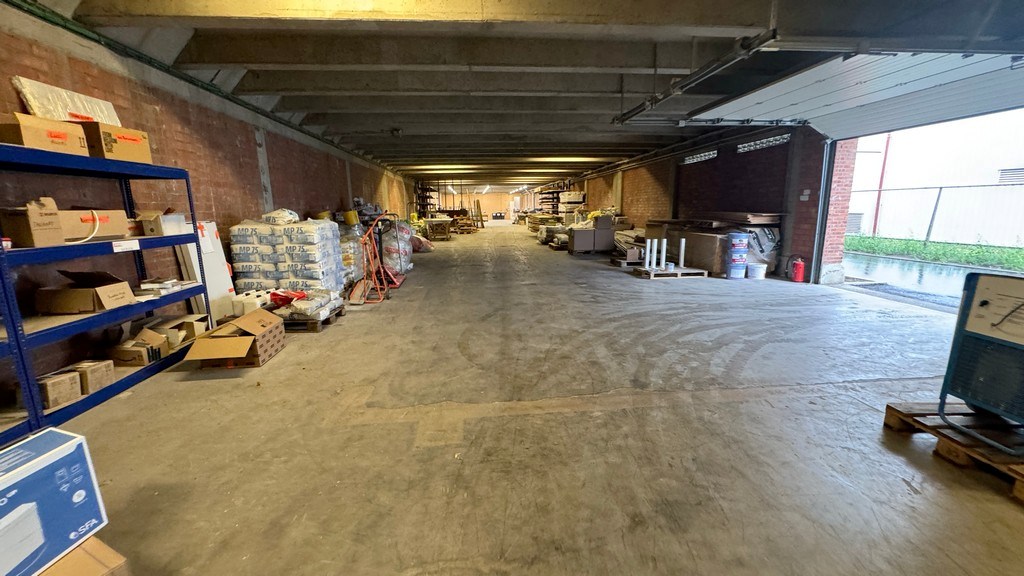 Loods met kantoor te huur nabij A12 in Wilrijk