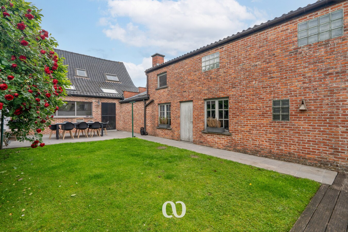 Instapklare woning met tuin en bijgebouw in het centrum van Kruishoutem 