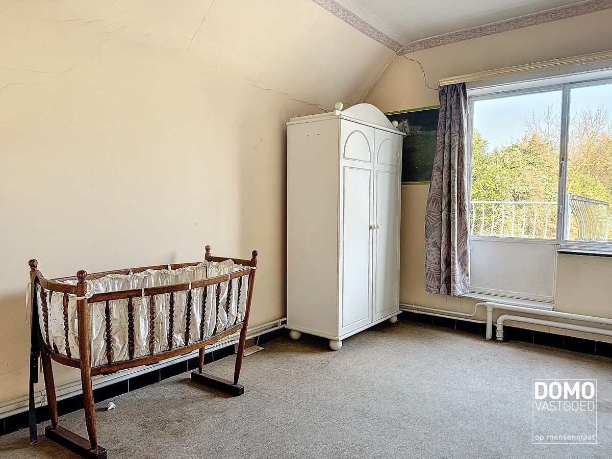 Ruime open bebouwing met tuin gelegen te Kermt. 