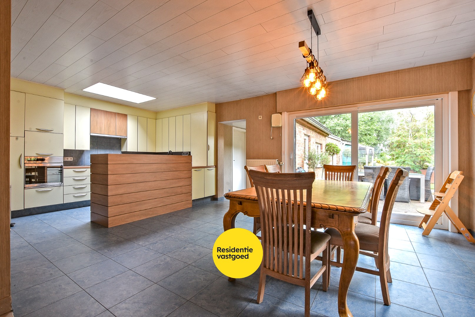 Instapklare alleenstaande woning met 4/5 slaapkamer op 2.084m² te Diksmuide! 