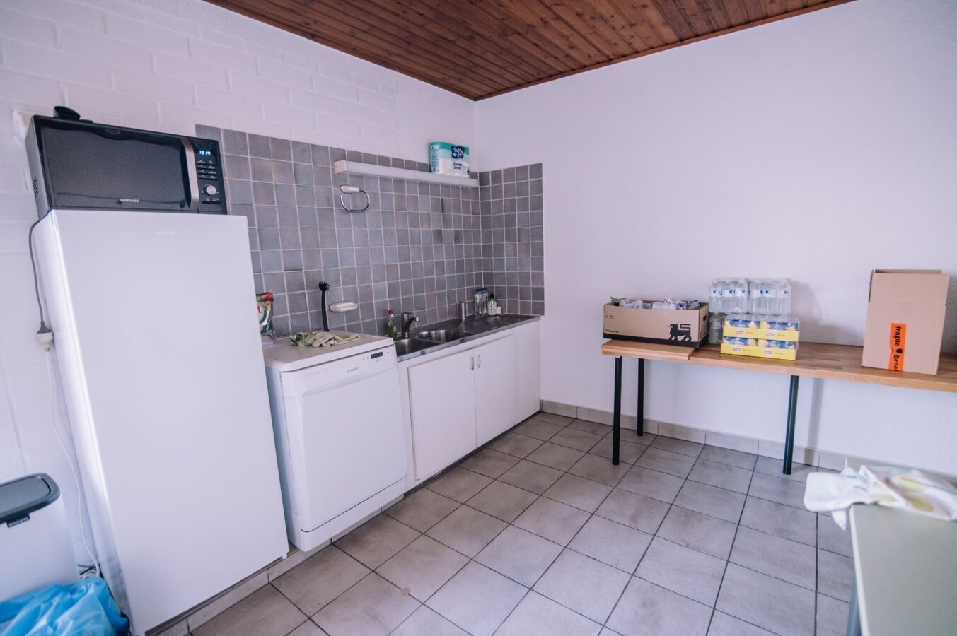 Ruim commercieel pand met parking. Uitstekende ligging nabij station en ziekenhuis. 