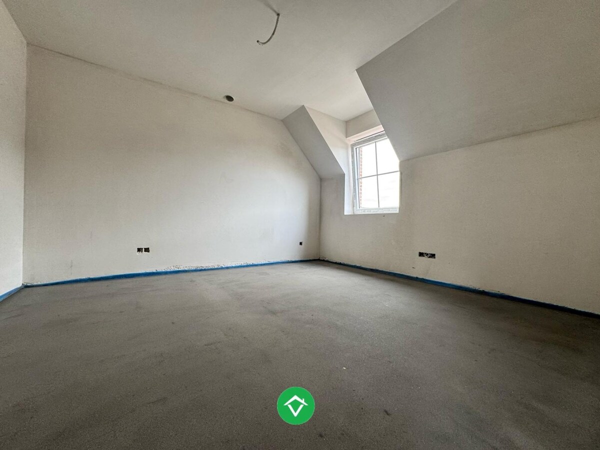 Halfopen nieuwbouwwoning met drie slaapkamers en carport in Moere 