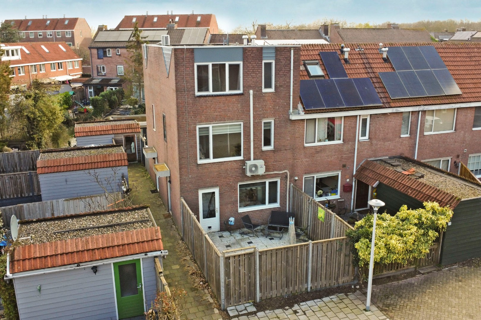 2-kamer hoekwoning met  ruime slaapkamer met airconditioning, tuin op het zonnige zuidwesten. 